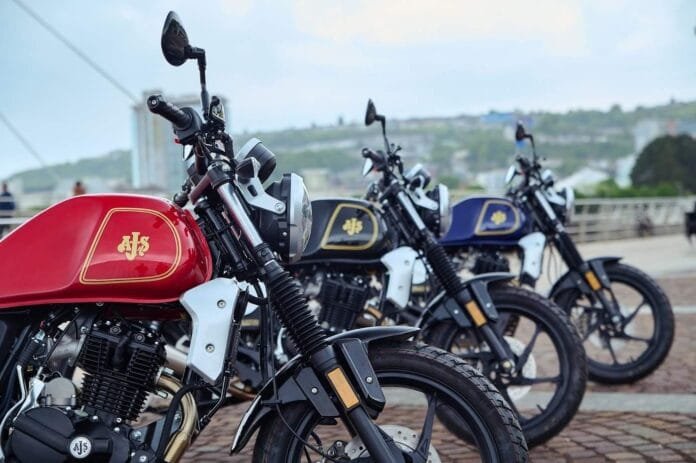 AJ’s Back-to-Basics Bilston 125: A Retro Gem at a Wallet-Friendly Price