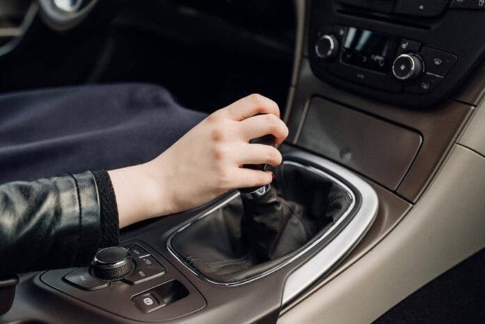 7 Common Mistakes to Avoid When Driving an Automatic Transmission Car