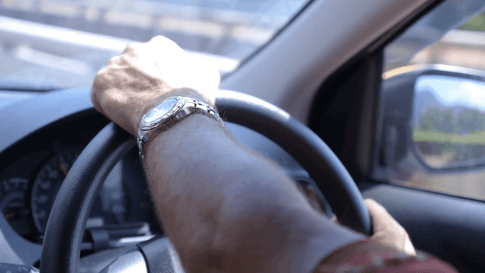 Three Essential Methods for Properly Holding the Steering Wheel