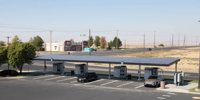 Oregon Welcomes Its First Solar Storage DC Fast Charging Station