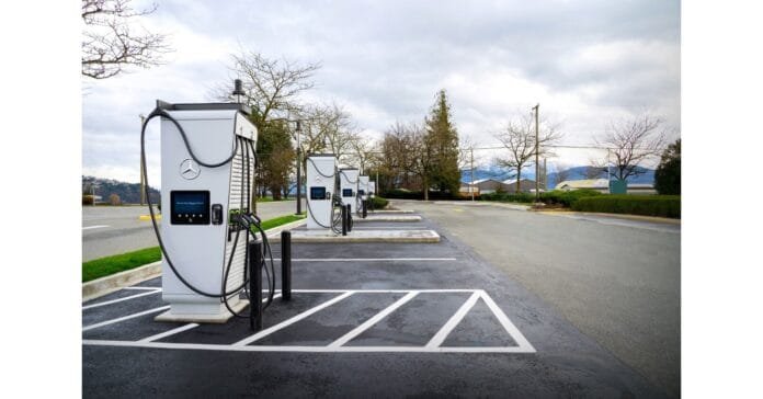 Mercedes-Benz begins Canadian rollout of its own DC fast-charging network